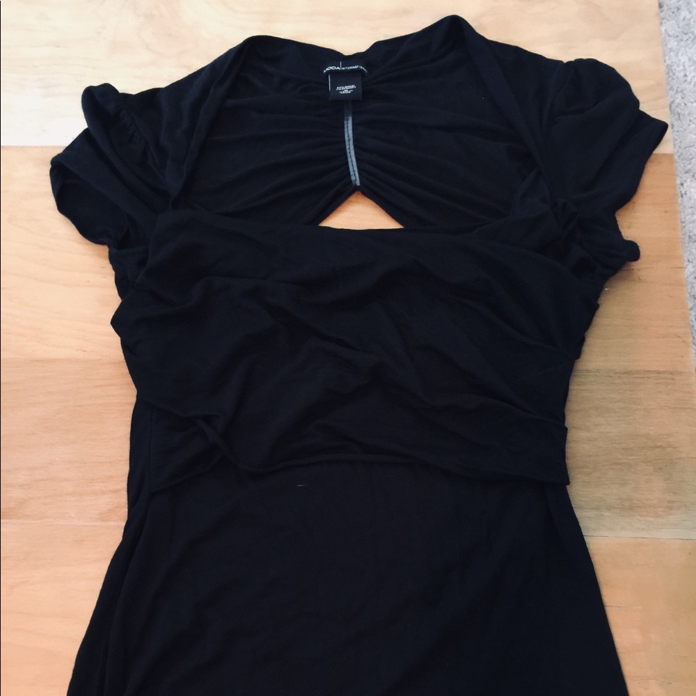 Black dressy top with opening in back✨